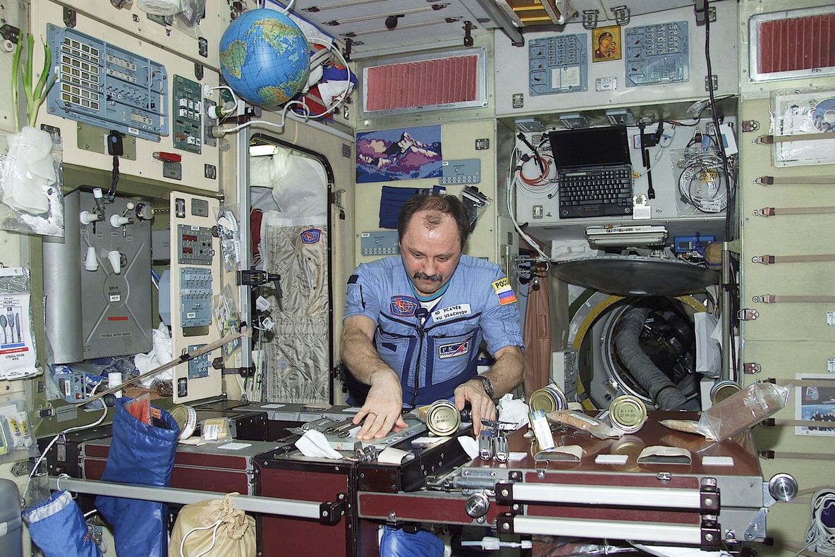 Prima carte de bucate inspirată din bucătăria Staţiei Spaţiale Internaţionale