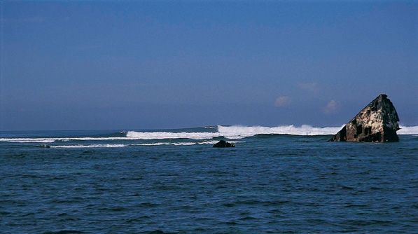 Un feribot indonezian cu peste 200 de persoane la bord s-a scufundat