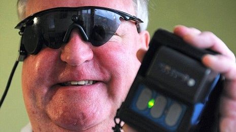 Ochiul bionic a redat vederea unui bărbat, orb de 30 de ani