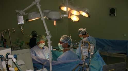 Medicii din Târgu-Mureş au realizat, în premieră, o operaţie de reconstruire a unei vertebre