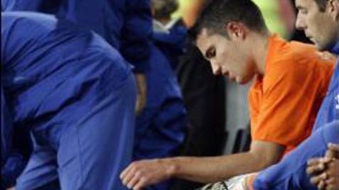 VIDEO / Van Persie se tratează la o femeie-vraci! Starul lui Arsenal, masat cu placentă de cal