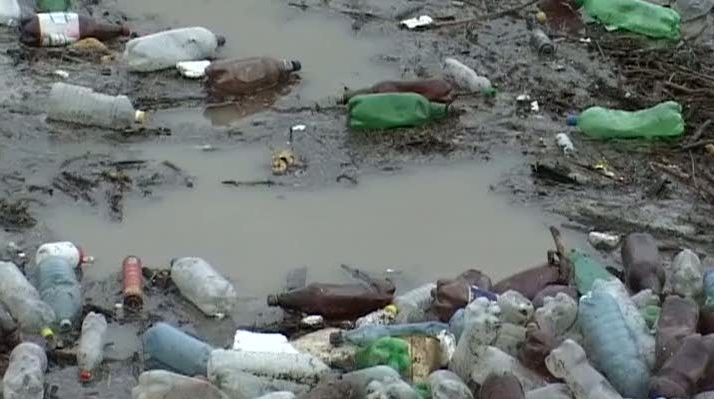 În lacul barajului Vădeni plutesc tone de pet-uri şi deşeuri 