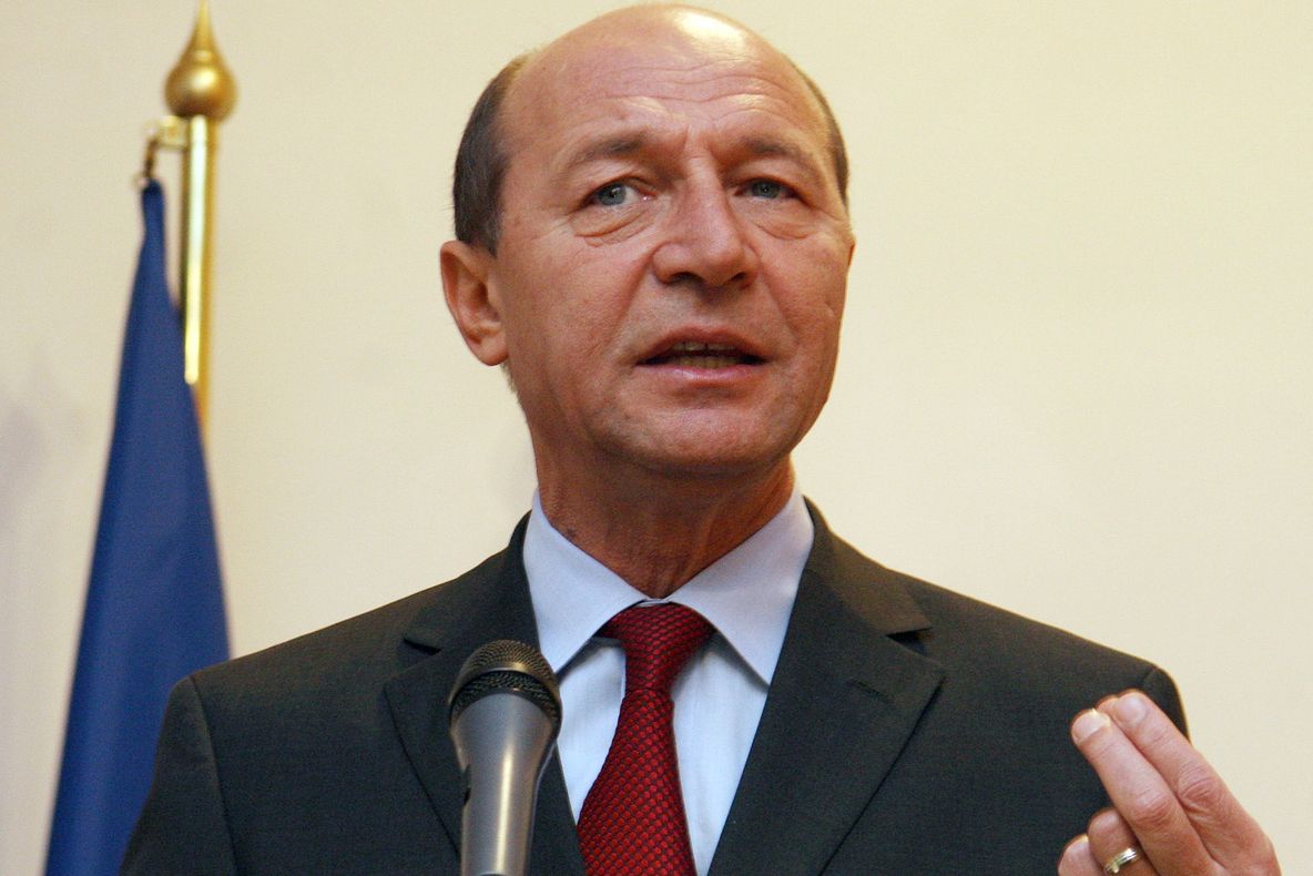 Băsescu se gândeşte să nominalizeze un premier \"pe placul PNL\"