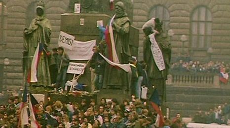 CORTINA DE FIER - după 20 de ani: Eroul Revoluţiei de Catifea îşi aminteşte în fiecare an cum a murit 