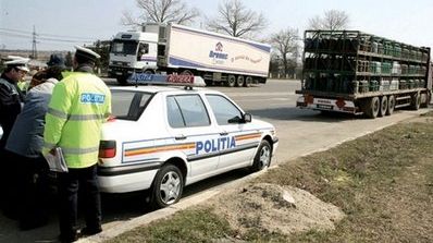 Un poliţist din Sibiu care cerceta un accident a fost lovit de o maşină 