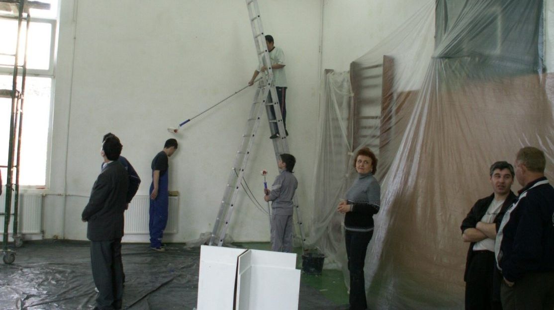 Elevii dintr-o comună bistriţeană învaţă într-o clădire veche deşi au o şcoală nouă