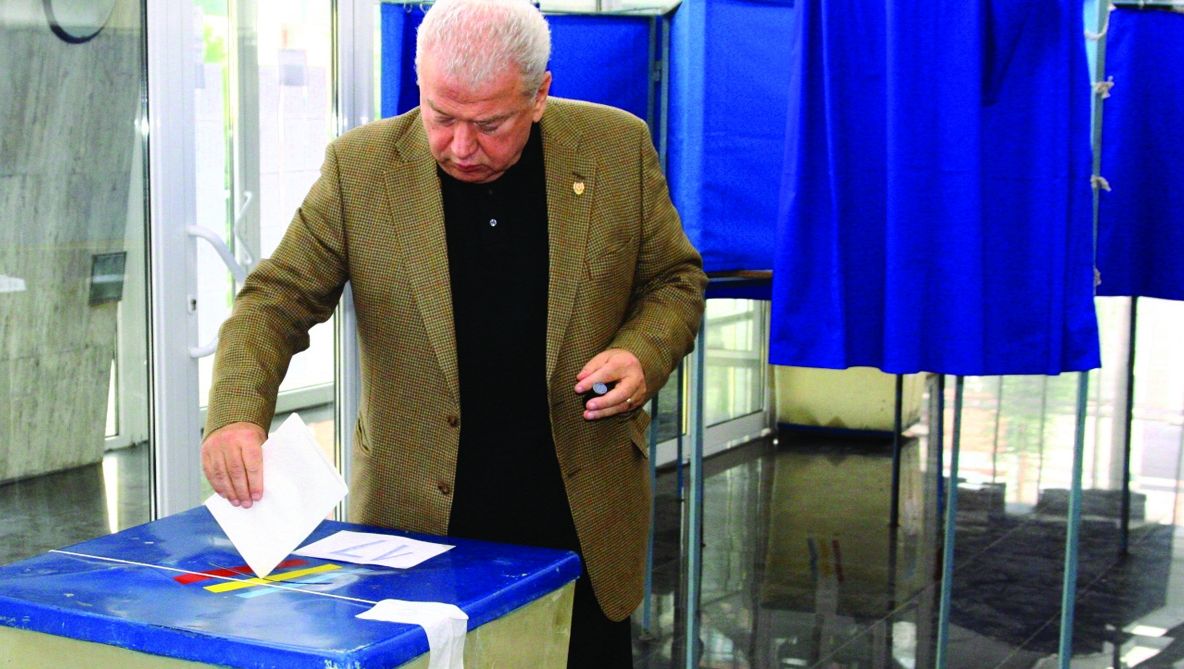 Prezenţa la vot la alegerile de duminică a fost mai mică cu cinci procente faţă de turul întâi din 2004