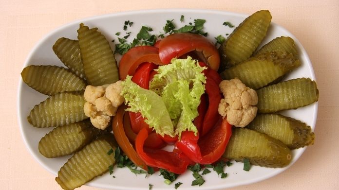 80% dintre români conservă murături în casă