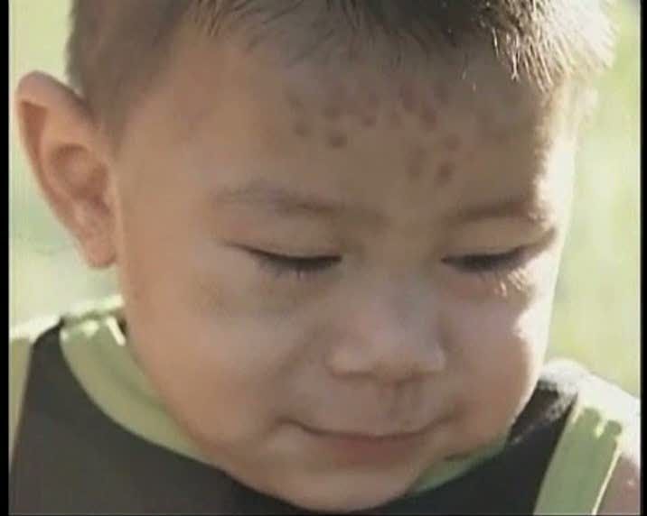 Un copil de 7 luni a rămas blocat într-o maşină de spălat în funcţiune