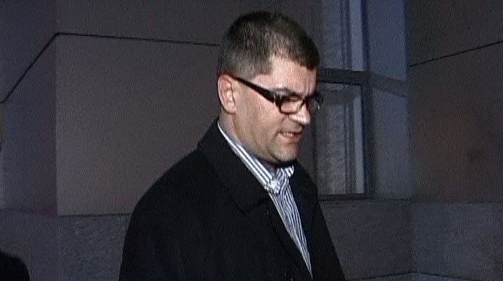 Poliţistul acuzat că a încercat să acopere trei criminali a fost arestat duminică dimineaţă