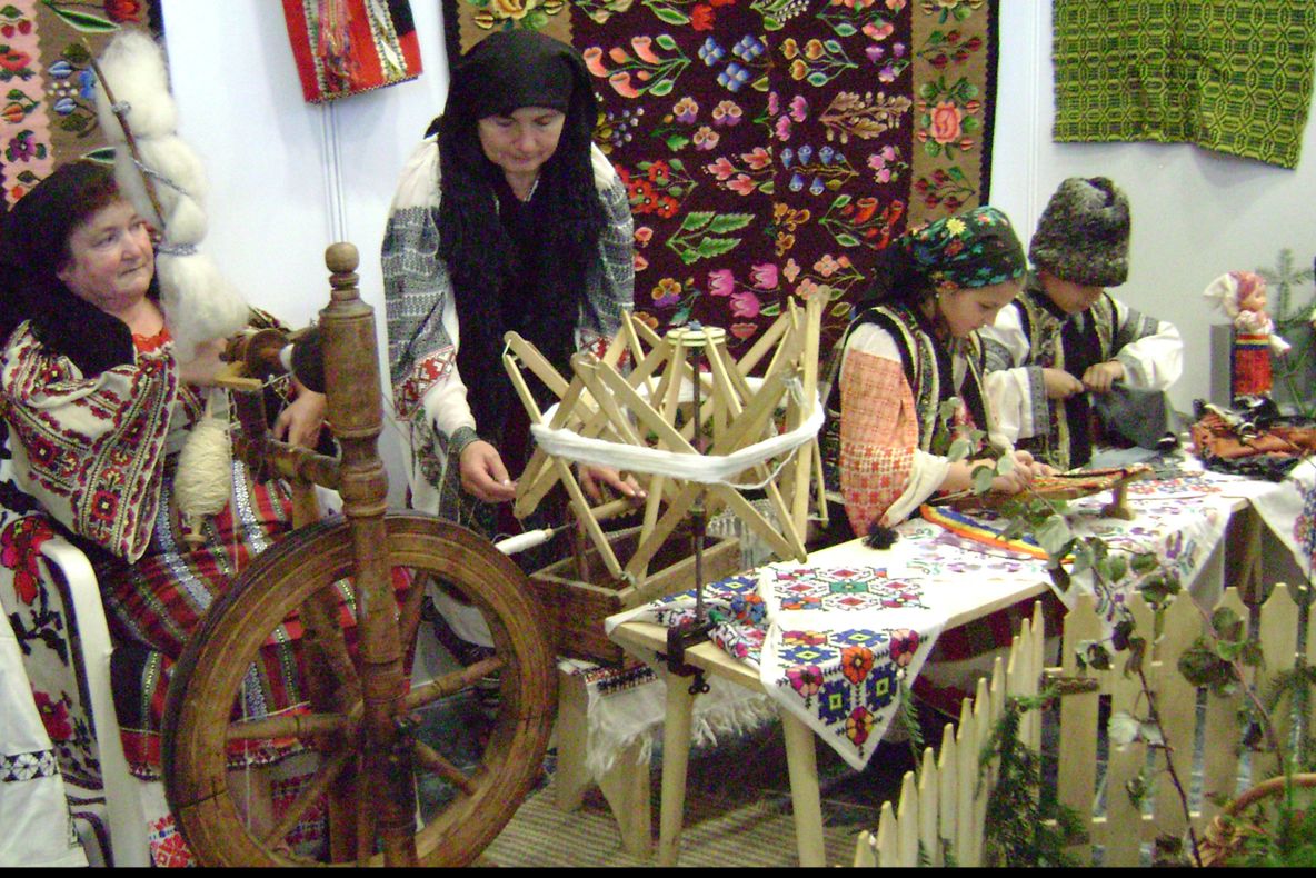 În Runcu Salvei, fetele şi feciorii, împreună cu bătrânii satului s-au adunat în şezătoare ca pe vremurile bunicilor