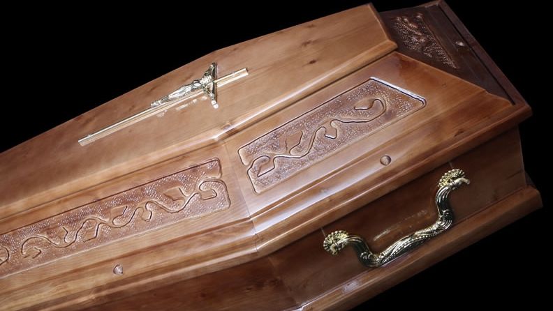 Mandat de arestare pentru craioveanul care şi-a dus iubita moartă în bar