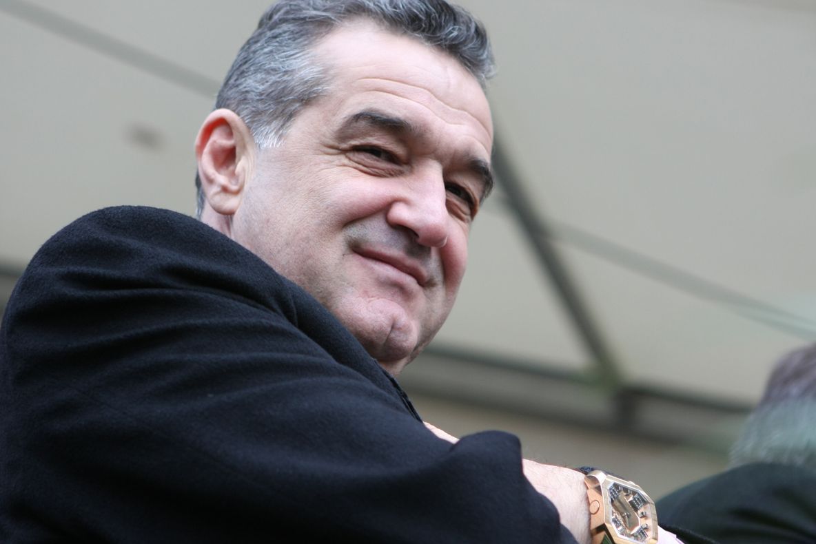 Becali către Sever Voinescu: Nu vă e ruşine să susţineţi un moş cocoşat şi chelios?