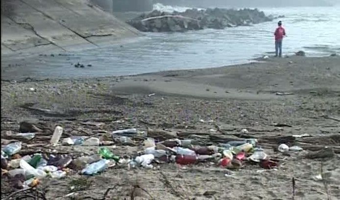 Râurile din judeţul Hunedoara sunt poluate cu deşeuri 