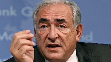 FMI consideră că economia mondială îşi revine, dar continuă să fie vulnerabilă