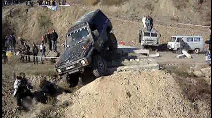 Doi jurnalişti au scăpat ca prin minune dintr-un accident petrecut la un raliu, în Rusia IMAGINI ŞOCANTE