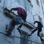 Un bărbat din Braşov a căzut de pe un bloc în timp ce lucra pe acoperiş 