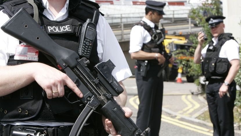 Patru persoane au fost arestate pentru tentativă de act terorist în Marea Britanie