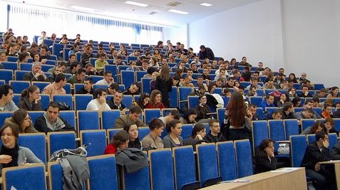 Senatul a adoptat OUG privind desfiinţarea învăţămânului la distanţă la \'\'Spiru Haret\'\'