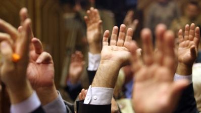 Consilierii PD-L Bistriţa penalizaţi, de colegii lor din PSD şi PNL, prin vot negativ