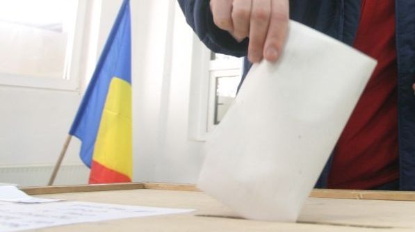 Tinerii votează \"ca să nu iasă\" unul sau altul dintre candidaţi
