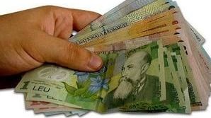 Speriaţi de criza economică, românii fac economii în lei