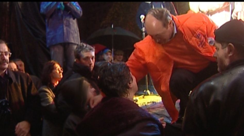 Traian Băsescu este acuzat că ar fi lovit un copil, în timpul unui miting la Ploieşti, în 2004. VEZI VIDEO