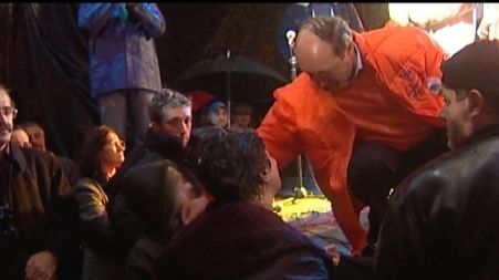 CNA a amendat 4 televiziuni din cauza imaginilor în care Traian Băsescu pare că loveşte un copil