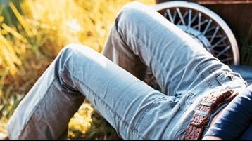 Un decret vechi, încă în vigoare, le interzice pariziencelor să poarte pantaloni