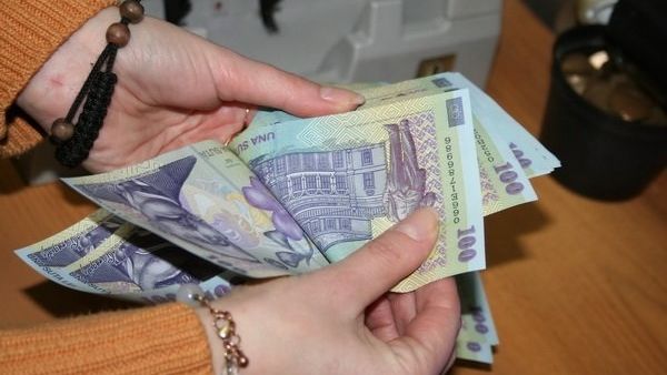 În 2010 salariul minim va fi de 705 lei la stat şi 600 de lei la privat