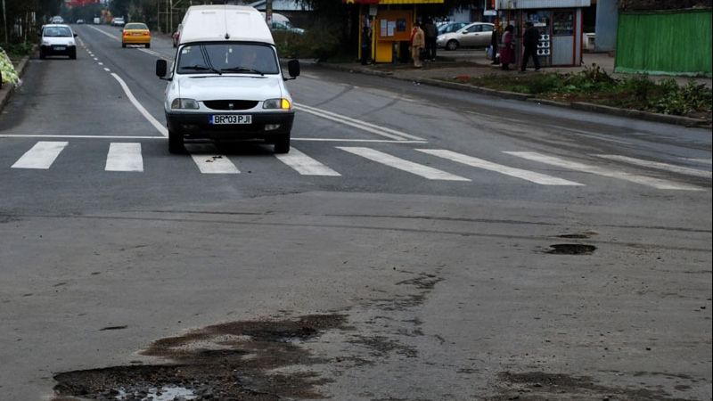 Capitala este plină de gropi după prima zăpadă