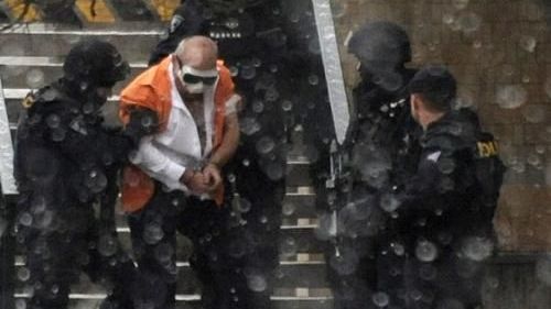 Un bărbat a luat ostatice două femei într-o bancă din Praga