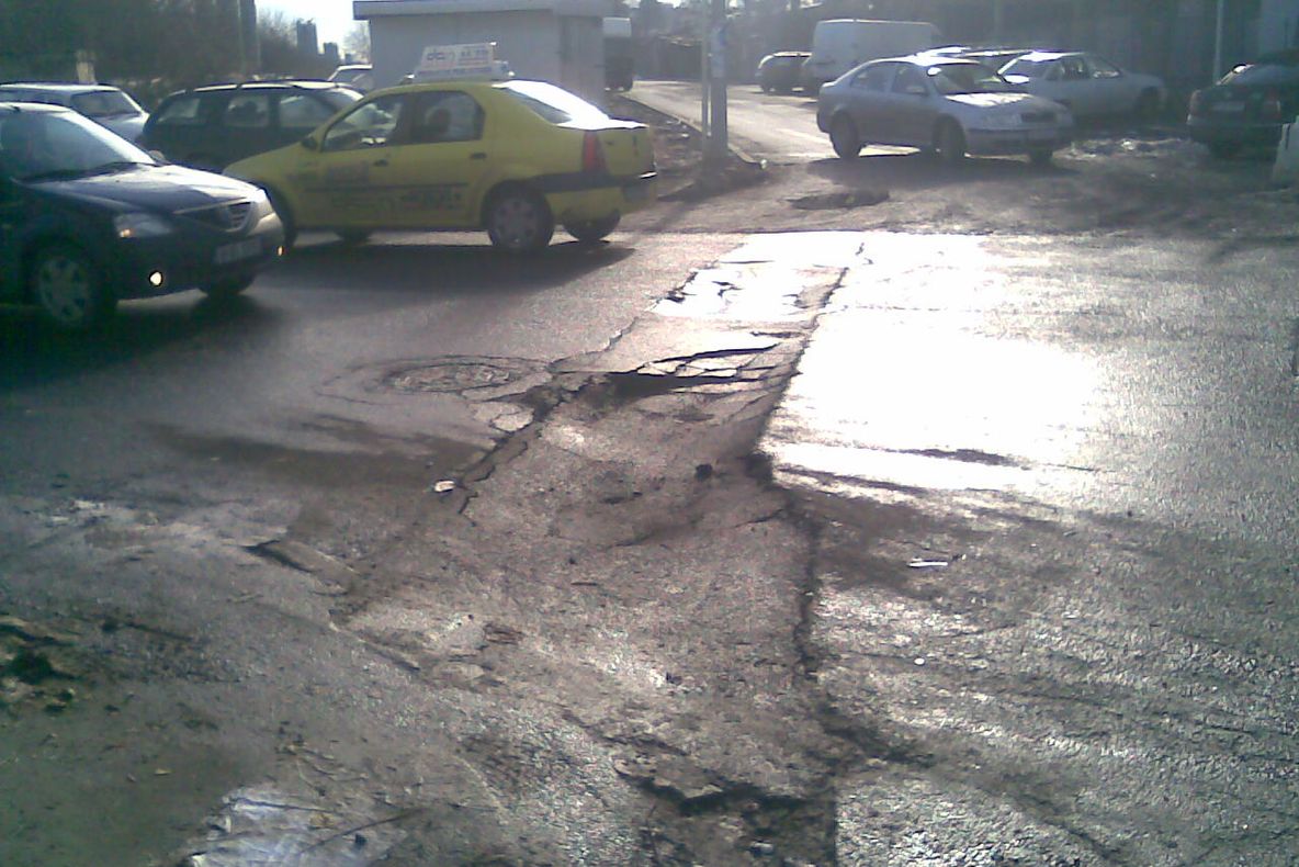 Străzile Capitalei le dau bătăi de cap şoferilor