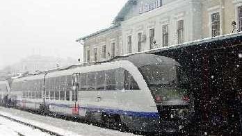 Opt trenuri de călători au fost blocate marţi noapte pe ruta Bucureşti-Constanţa, din cauza vremii