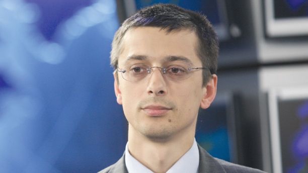 Remiterile din străinătate şi intervenţia BNR întăresc leul