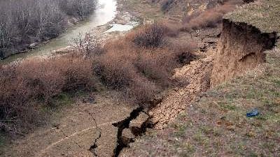 Oamenii dintr-o localitate vâlceană riscă să rămână izolaţi din cauza alunecărilor de teren