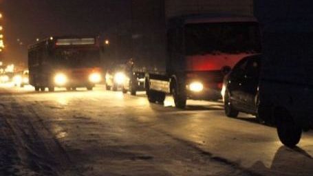 Un bărbat a murit după ce o maşină de deszăpezire s-a ciocnit frontal cu o betonieră pe DN76