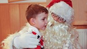 Părinţii pot închiria un Moş Crăciun vesel şi dolofan, pentru un tarif care porneşte de la 200 de lei