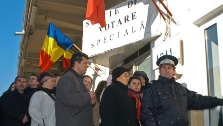 Oamenii s-au înghesuit să voteze la secţiile speciale din Bucureşti