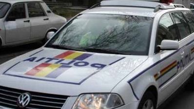 Un orădean a tras focuri de armă în poliţişti după ce a furat o maşină