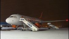 Zeci de români au fost blocaţi pe aeroportul din Verona