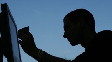 Hacker român căutat pentru fraudă de un milion de dolari