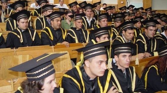Absolvenţii cu studii superioare îşi găsesc mai uşor un loc de muncă