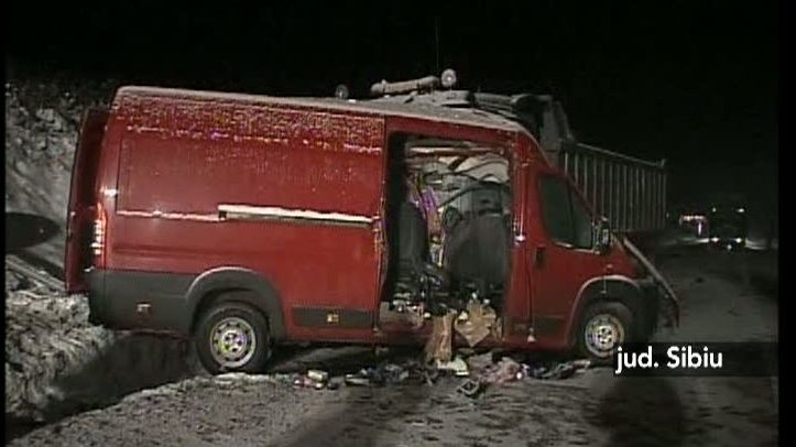 Ninsorile abundente au lăsat zeci de localităţi fără curent electric