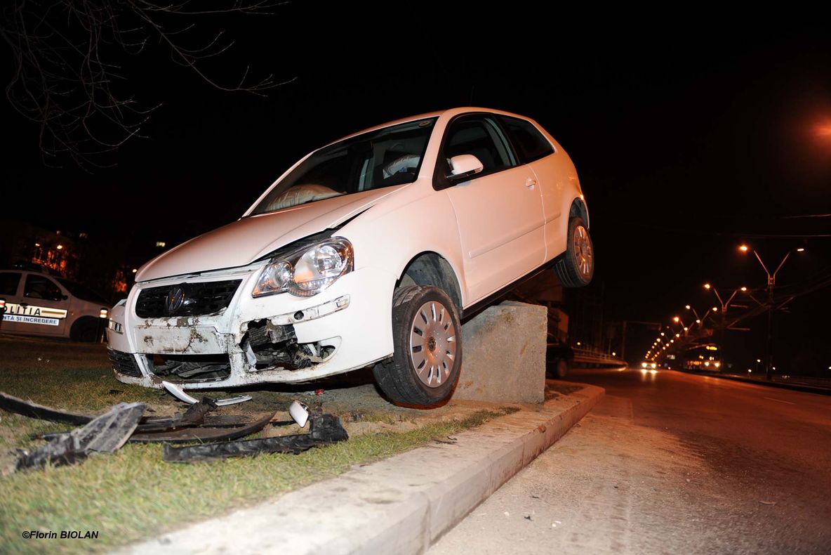Accident inedit în Capitală: O maşină a rămas suspendată pe un cub de beton de pe podul Grant