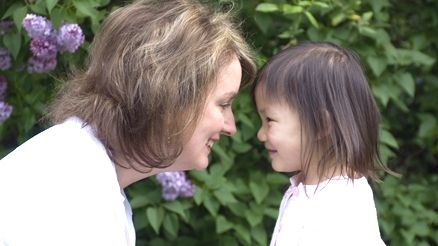 Oficiul Român de Adopţii propune scurtarea perioadei în care un copil poate să fie adoptat