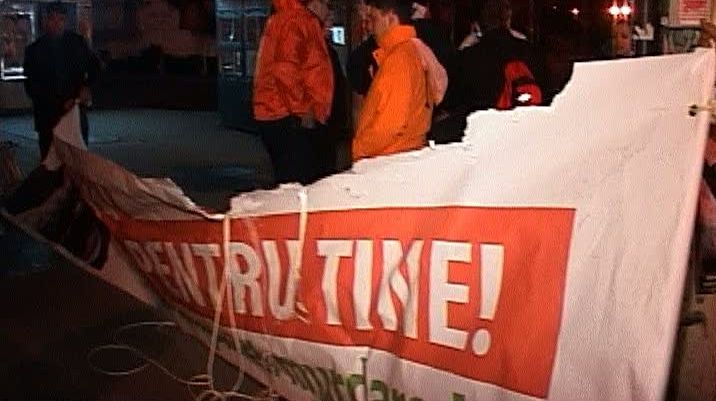 PSD şi PD-L s-au certat de la un banner amplasat în Piaţa Operei din Capitală 