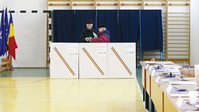 România a fost duminică la răscruce de drumuri: Traian Băsescu şi Mircea Geoană şi-au disputat la urne fotoliul de preşedinte