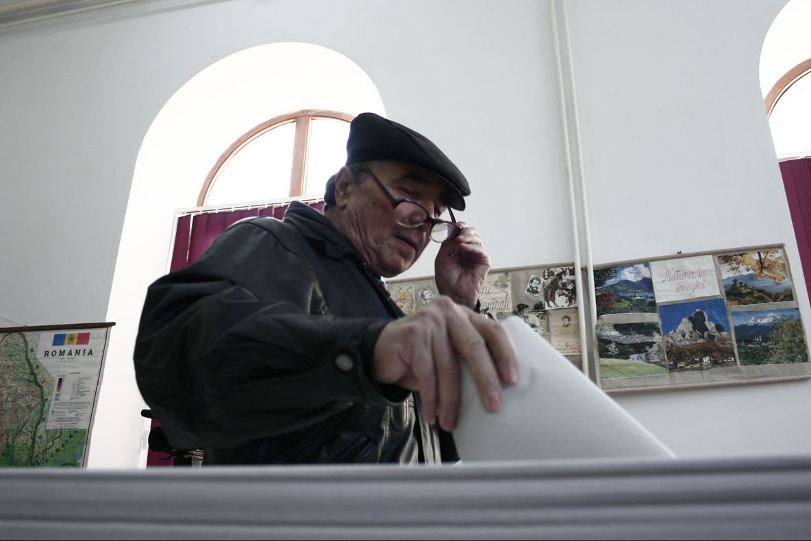 Moldova, Muntenia şi Bucureşti au votat cu Geoană, Transilvania cu Băsescu. VEZI MIGRAŢIA VOTURILOR DIN TURUL I