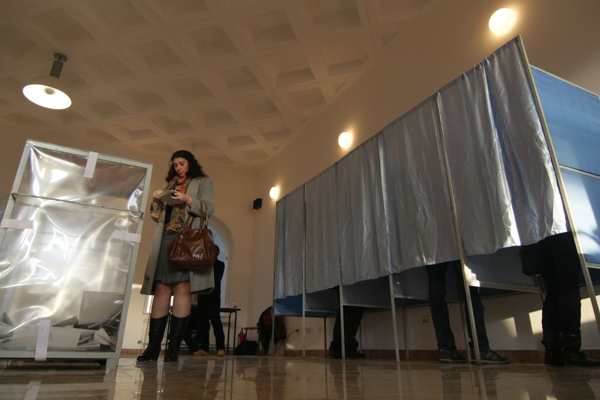 ALEGERI PREZIDENŢIALE 2014. PREZENŢA LA VOT la ora 21, OFICIAL: 52,31%